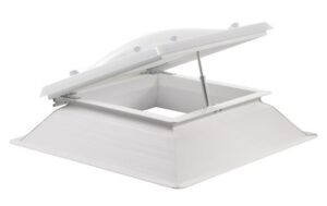 Claraboyas con base cuadrada en Castellón. Fijas y abatibles. Para techos de naves industriales o tejados en viviendas. Lucernarios. Translúcidos de policarbonato compacto, panel sándwich, celular y poliéster. Claraboyas.