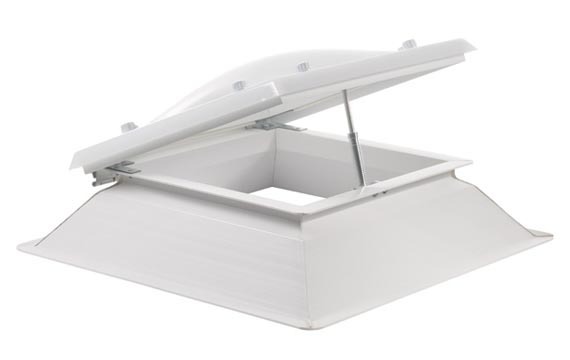 Claraboyas con base cuadrada en Castellón. Fijas y abatibles. Para techos de naves industriales o tejados en viviendas. Lucernarios. Translúcidos de policarbonato compacto, panel sándwich, celular y poliéster. Claraboyas.